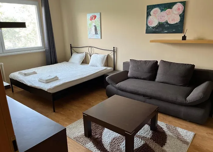 Elegant Escape - Free Parking, Easy Access To Centre Братислава